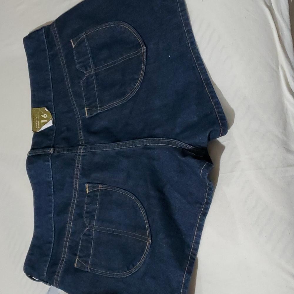 Shorts‎ - Picture 2 of 3